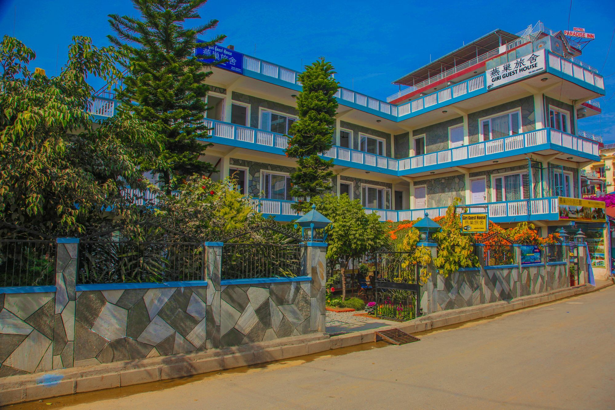 Giri Guest House Покхара Экстерьер фото